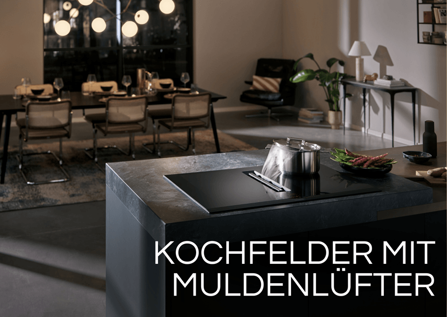 Ein flächenbündiges Siemens studioLine Induktionskochfeld mit integriertem Dunstabzug (Muldenlüfter) auf einer dunklen Kücheninsel.